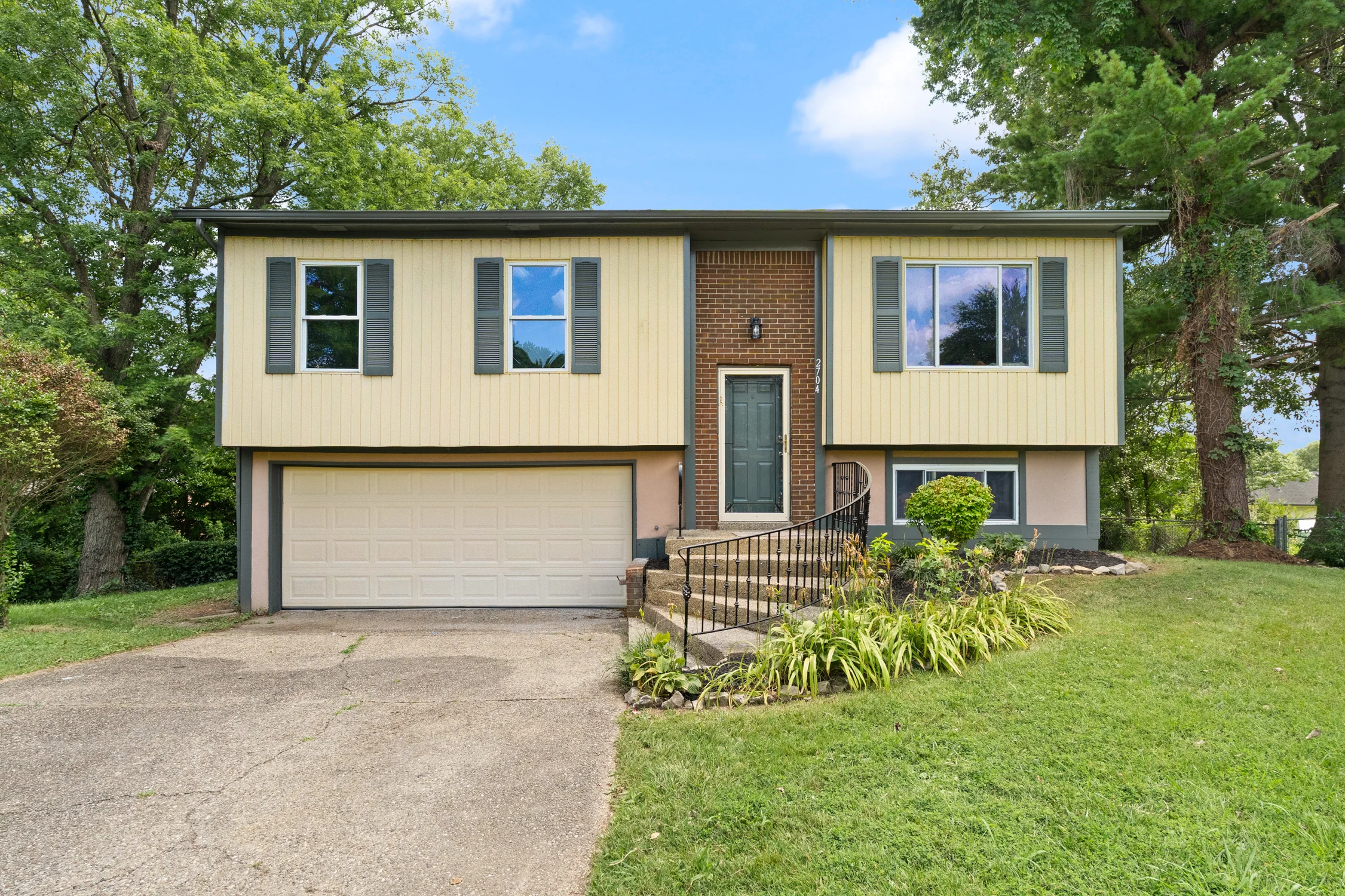 2704 Scales Ct, Jeffersonville, Indiana - 3 bed 2 bath home for sale