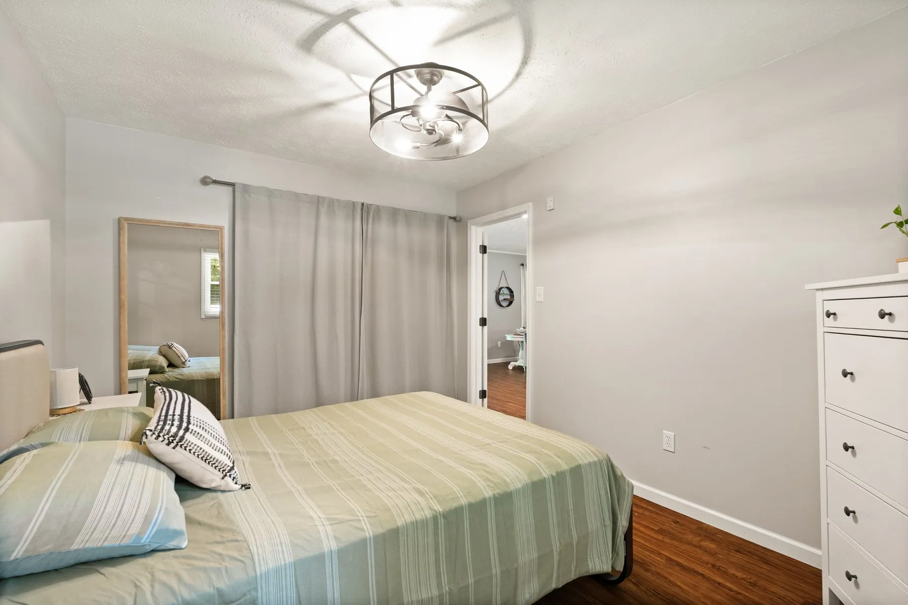 Master bedroom, second angle