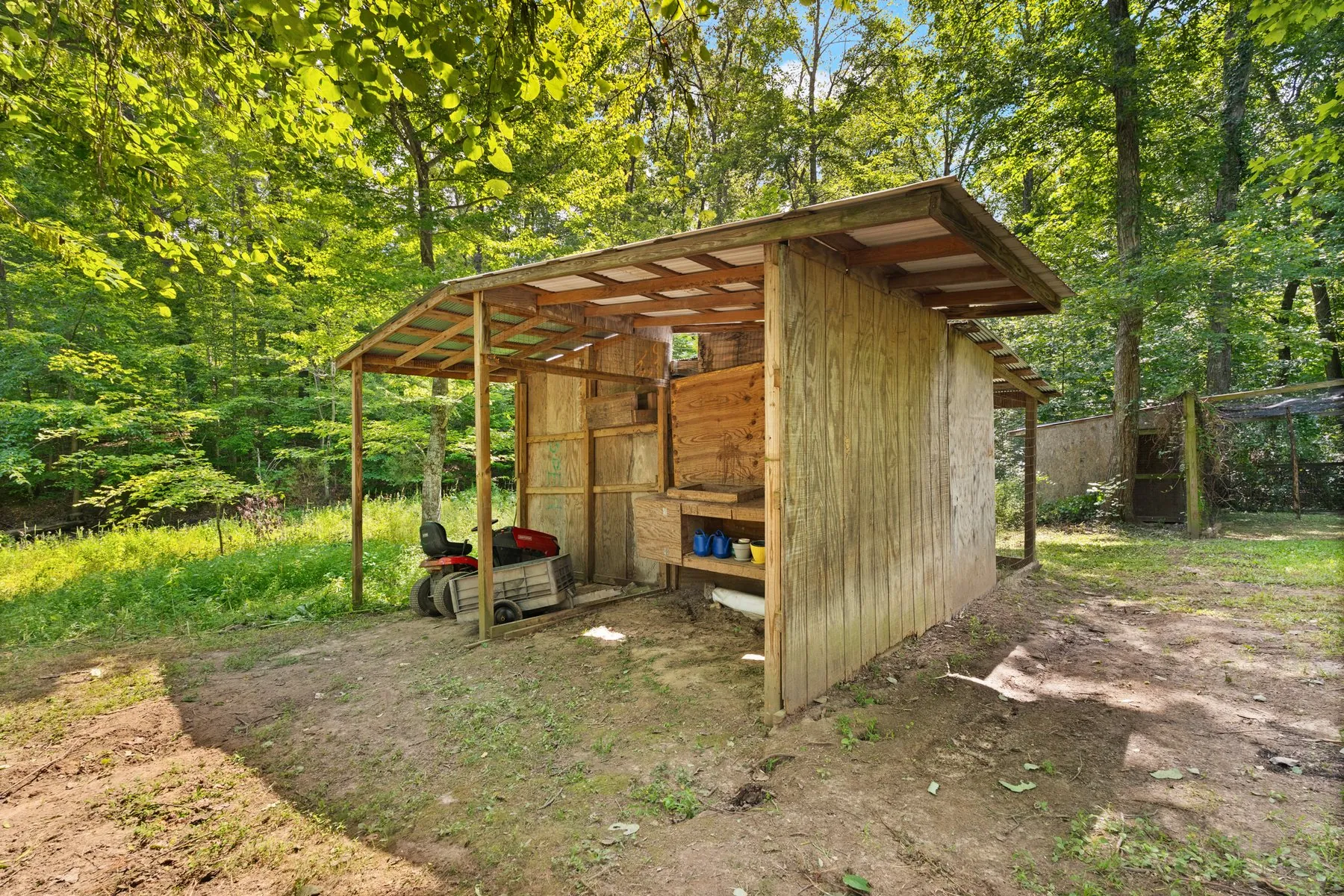 Open-bay workshop and equipment lean-to