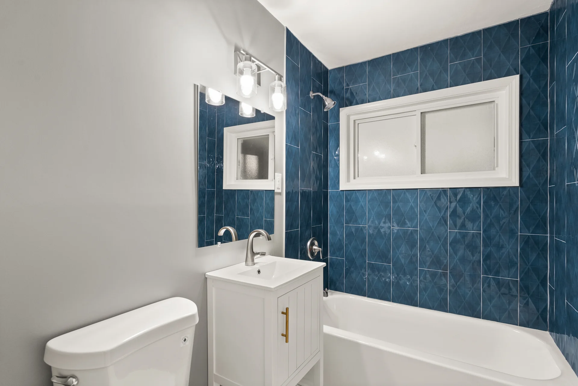 Bathroom vanity and tub at 4800 Partridge Run