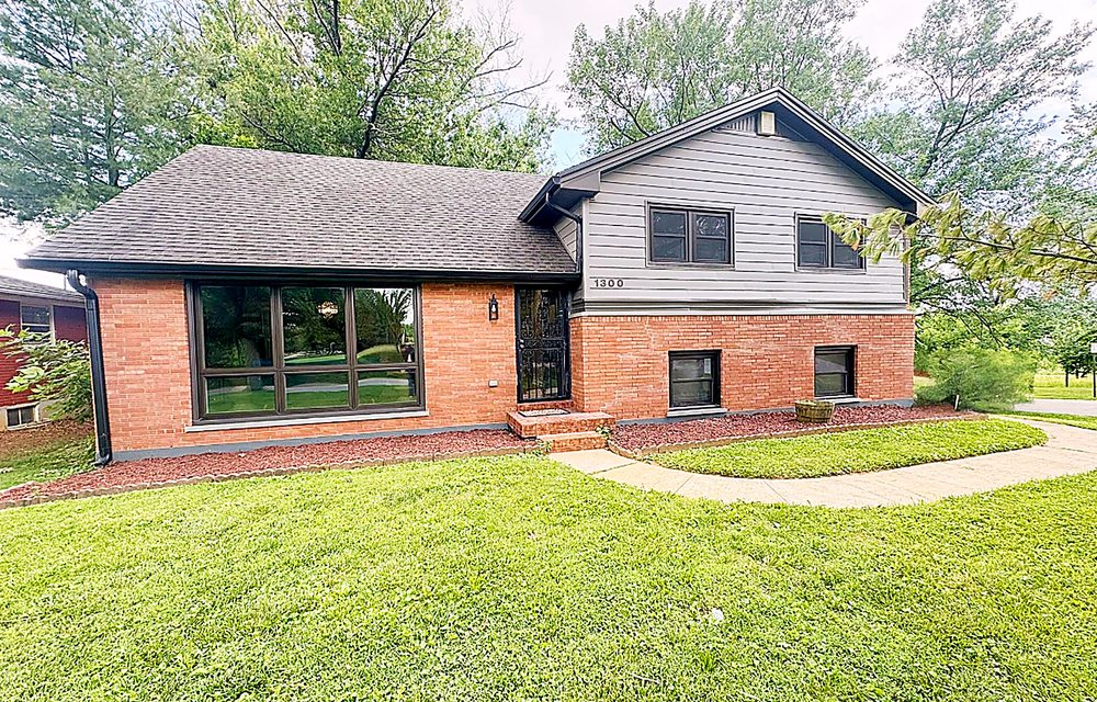 1300 Trevilian Way, Louisville, KY — updated quad-level across from Joe Creason Park for sale