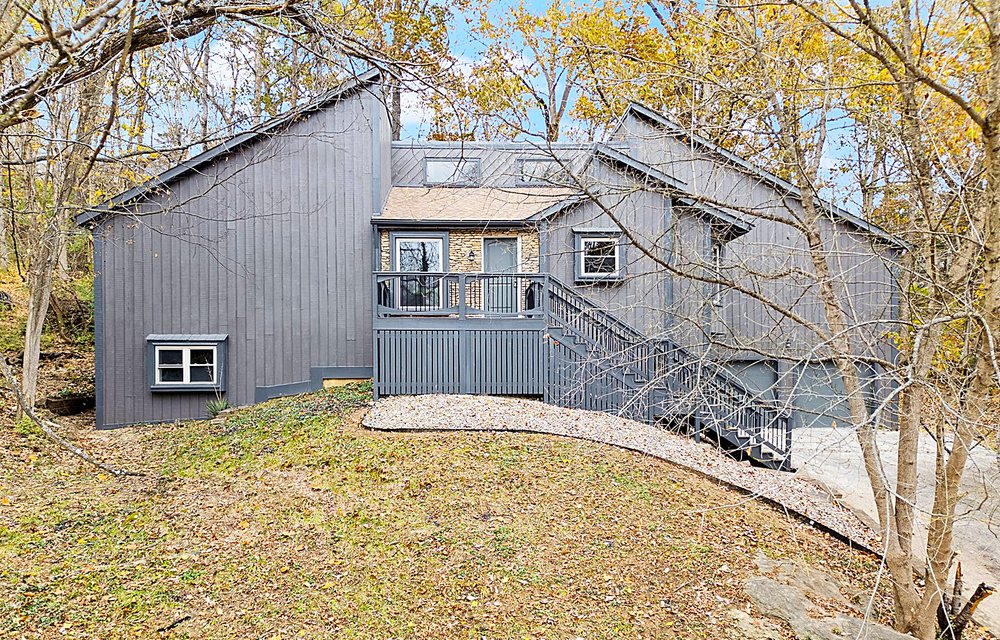 3703 Trail Ridge Rd, Louisville, KY — contemporary with two fireplaces for sale